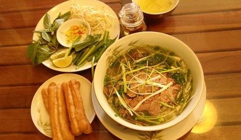 Phở là một thứ quà đặc biệt của Hà Nội, không phải chỉ riêng Hà Nội mới có, nhưng chính là vì chỉ ở Hà Nội mới ngon