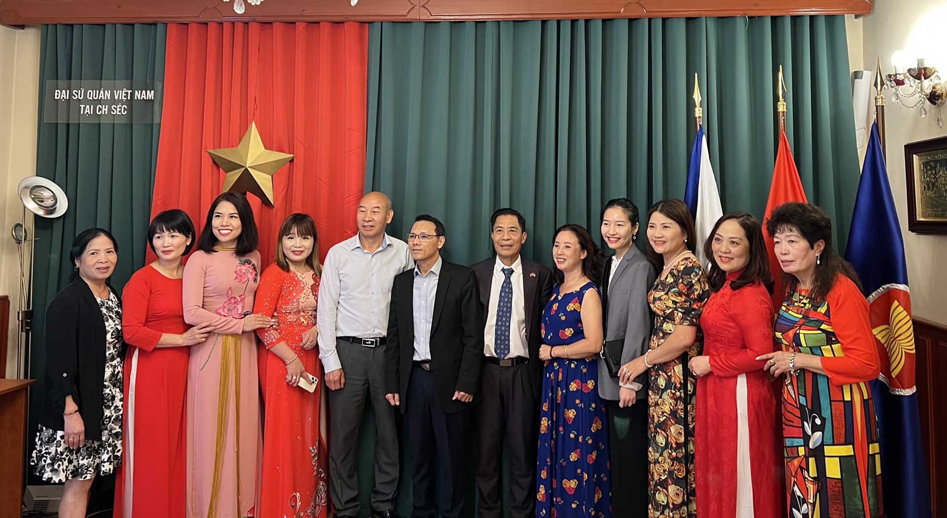 Các đại biểu chụp ảnh lưu niệm.
