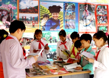 cach mang van hoa tren manh dat bien cuong