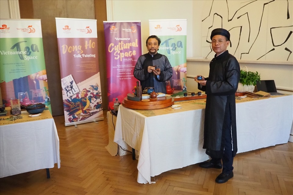 Tại Không gian văn hoá Việt Nam đã giới thiệu đến quan khách quốc tế về một số loại hình nghệ thuật đặc sắc của Việt Nam như nghệ thuật trà Việt, nghệ thuật làm tranh dân gian Đông Hồ, biểu diễn nghệ thuật tranh sơn mài, biểu diễn nhạc cụ dân tộc, trình diễn áo dài truyền thống Việt Nam… Ảnh: BTC
