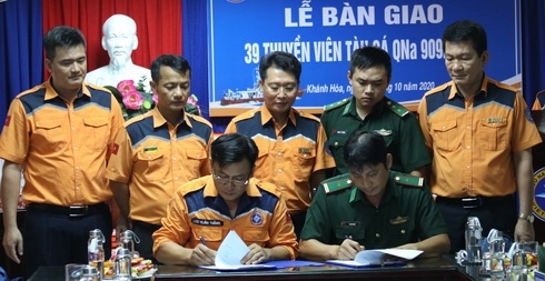 Trung tâm MRCC Việt Nam ký bàn giao 39 thuyền viên cho cơ quan chức năng. 