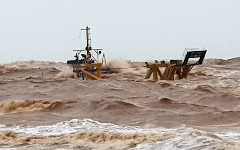 Mười người còn sống trên tàu Vietship 01 và hai người mất tích, trong khi biển động dữ dội.