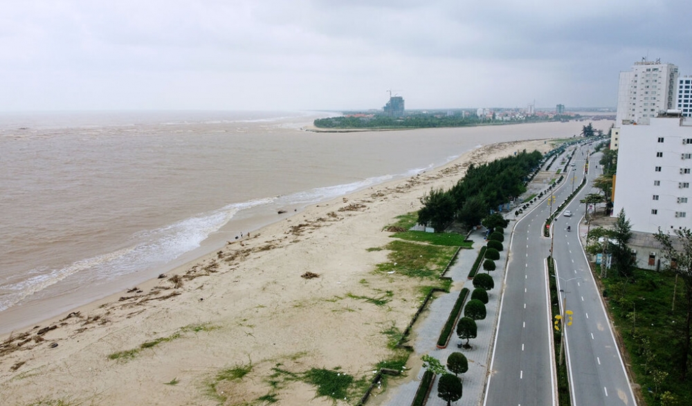 Biển Nhật Lệ ngập củi, rác