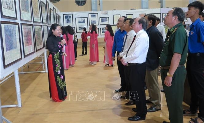 Các đại biểu, du khách nghe thuyết minh về các tư liệu về Hoàng Sa, Trường Sa. 