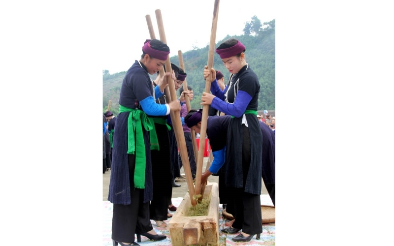 Lễ giã cốm làm cơm mới của người Tày khao huyện Văn Yên.