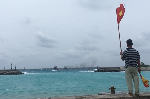 Hướng dẫn tàu cá của ngư dân vào âu tàu tránh bão. Ảnh: Công Viễn 