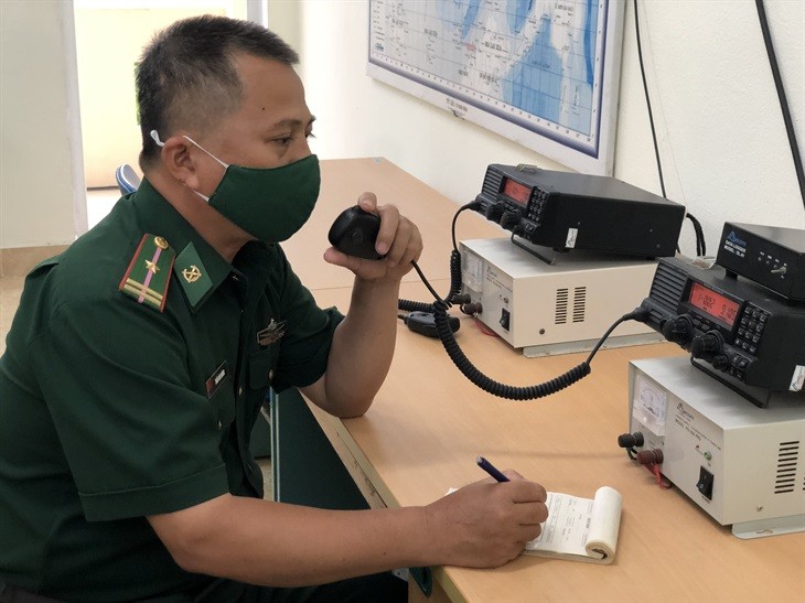 Đài canh thông tin của Đồn Biên phòng Phú Lộc duy trì liên lạc với các phương tiện đang hoạt động trên biển. Ảnh: Trúc Hà
