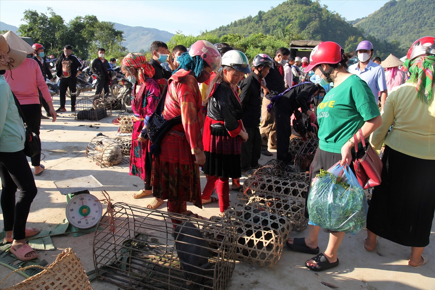 Rực rỡ sắc màu chợ phiên thị trấn Tủa Chùa 10