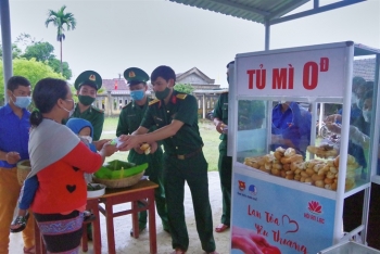 Ấm áp “Tủ mì 0 đồng” trên biên giới