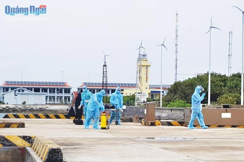 Ngư dân Mai Văn Lý được bác sĩ Trung tâm Y tế thị trấn Trường Sa đưa lên âu tàu cứu chữa. Ảnh: CTV