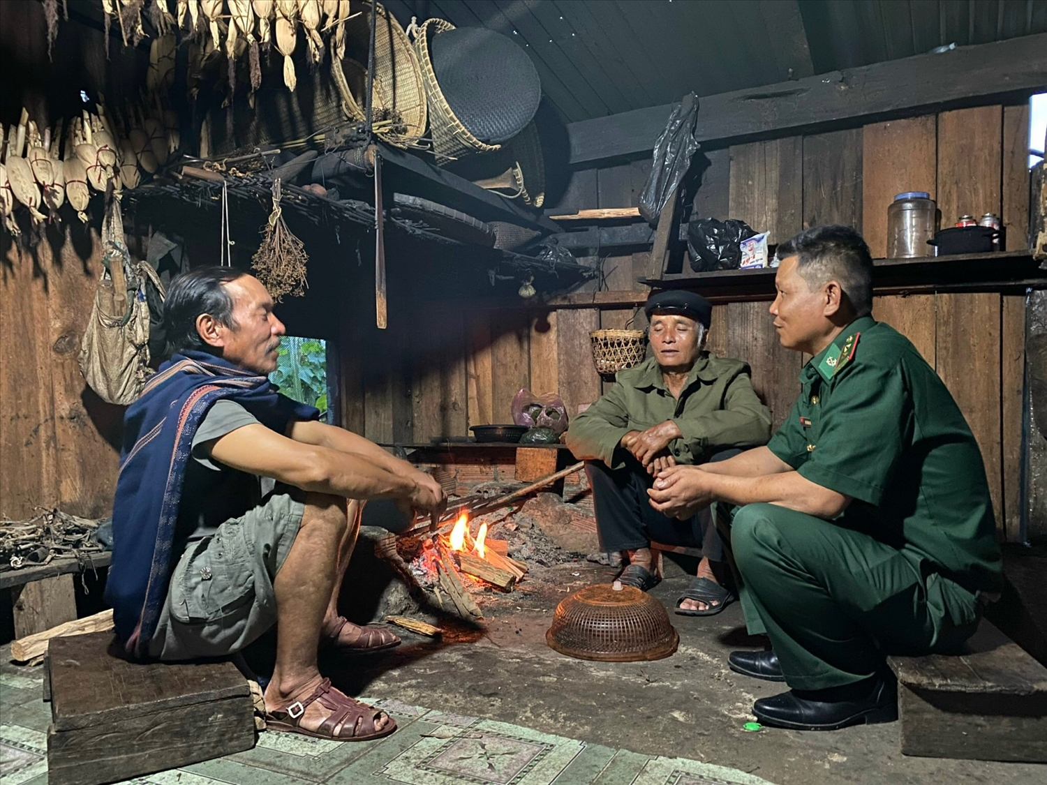 Già làng A Tài (ngồi giữa) kể lại sự tích núi Nồi Cơm