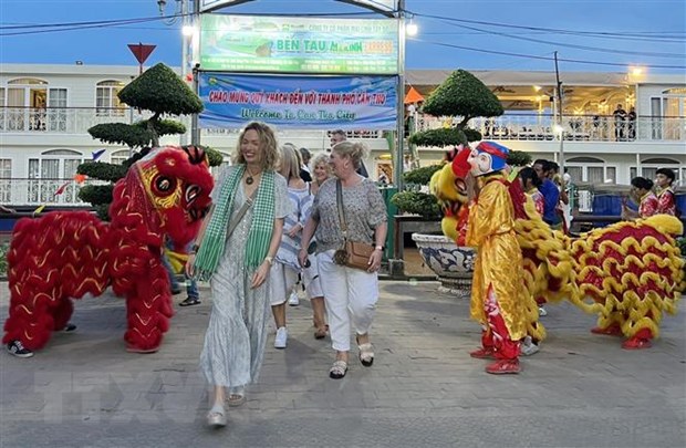 Khach quoc te den Viet Nam da dat hon 2,35 trieu luot nguoi hinh anh 1