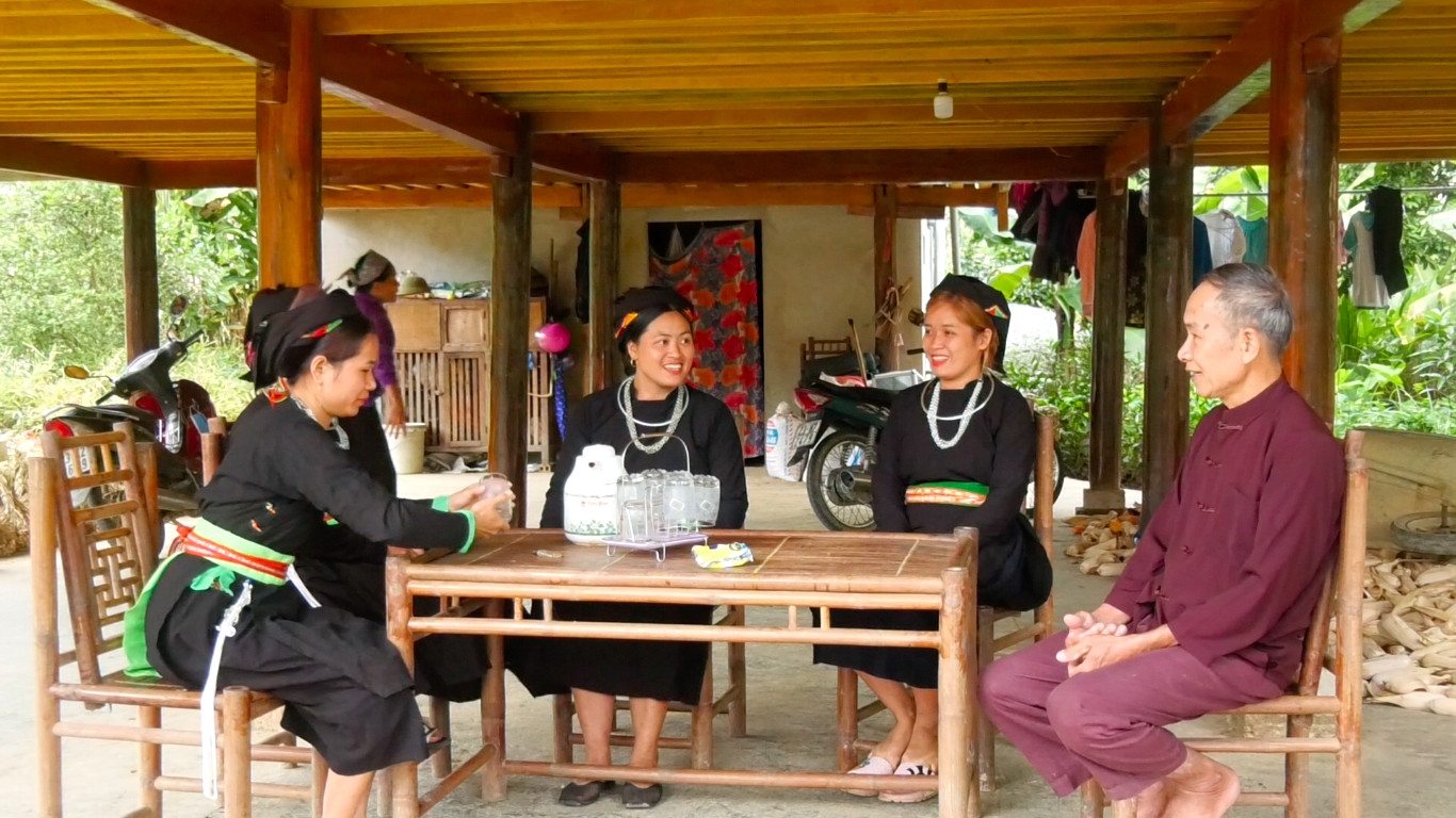 Ông Hoàng Văn Mới, ở thôn Chì, xã Xuân Giang, huyện Quang Bình, tỉnh Hà Giang tích cực vận động bà con bài trừ hủ tục