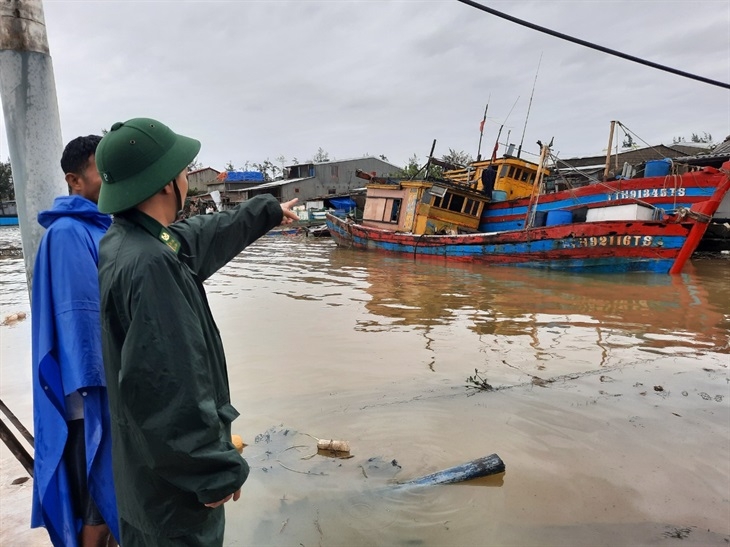 Tại âu thuyền Hải Tiến có 9 tàu, ghe bị sóng đánh chìm. Ảnh: Thái Bình