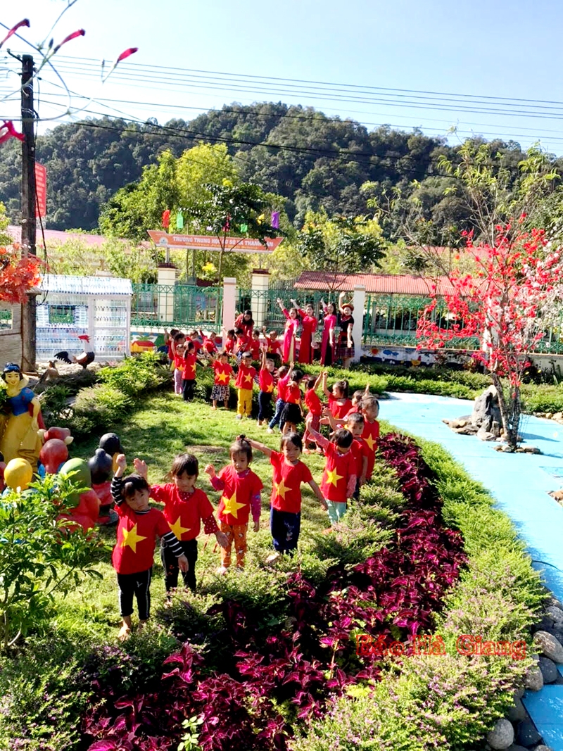 Tiết học ngoại khóa của học sinh Trường Mầm non Thanh Vân (Quản Bạ).