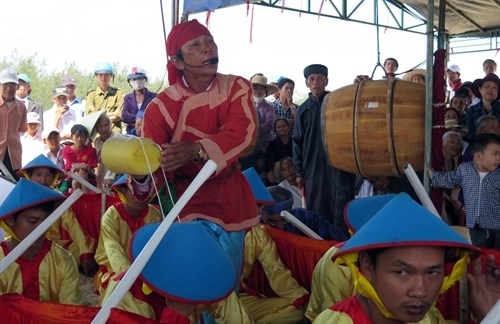 Ông tổng khoang là người hát những câu hát dí dỏm trong lúc những tay chèo “nghỉ ngơi” trên biển. 