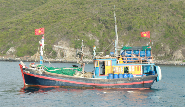 Tàu cá hợp sức “tác chiến” trên biển