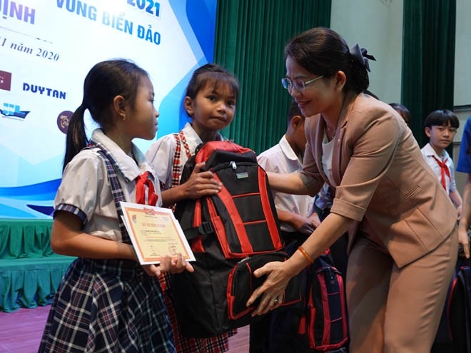 Bà Nguyễn Thị Phong Vũ, Chủ tịch Ủy ban MTTQ Việt Nam tỉnh Bình Định trao học bổng cho các học sinh  ẢNH: HOÀNG TRỌNG
