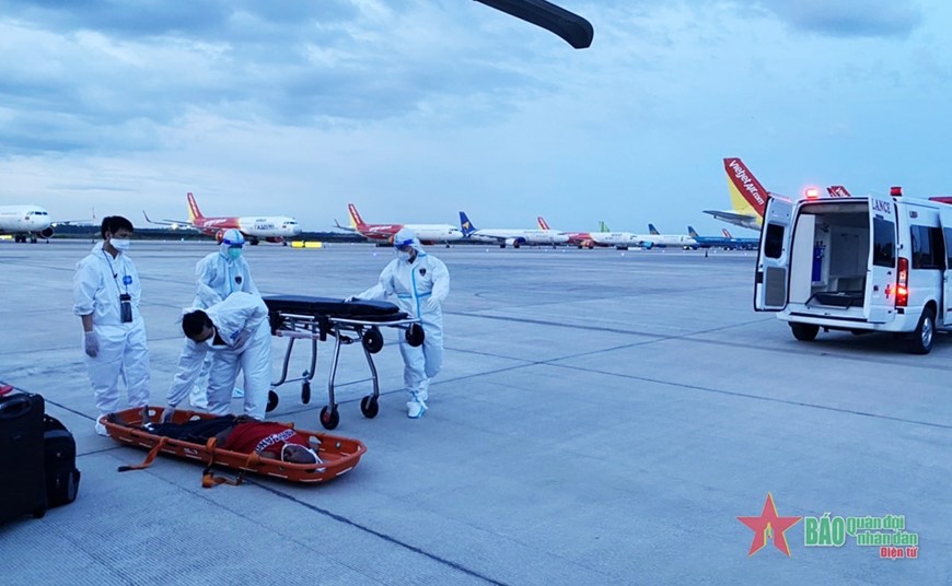 Liên tiếp cứu bốn người nước ngoài bị nạn trên biển
