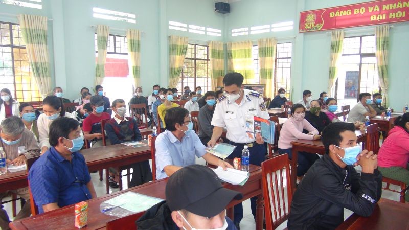 Cảnh sát biển tuyên truyền, vận động chống khai thác hải sản bất hợp pháp cho ngư dân Quảng Ngãi