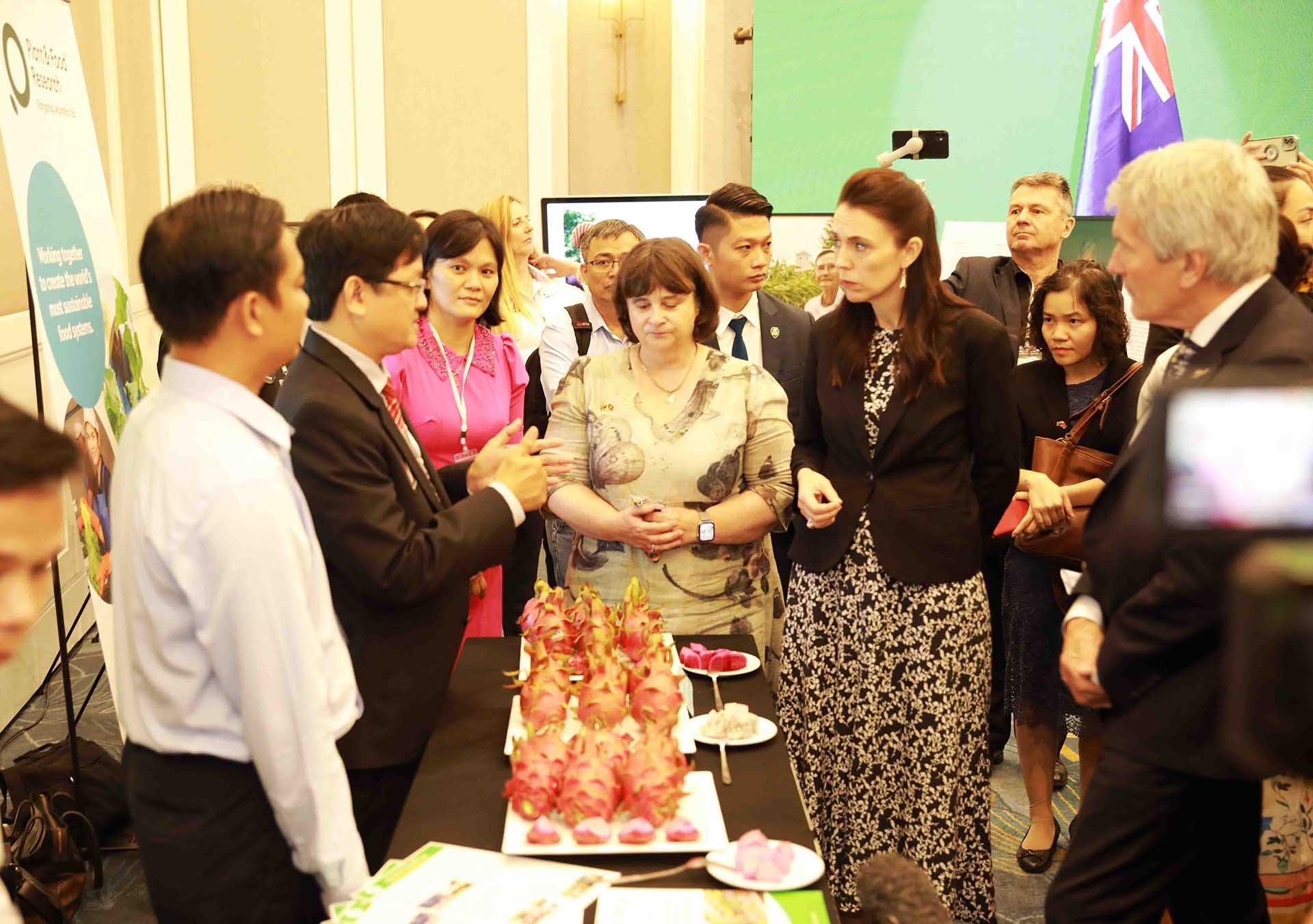 Thủ tướng Jacinda Ardern, Bộ trưởng Thương mại và Tăng trưởng xuất khẩu kiêm Bộ trưởng Nông nghiệp New Zealand Damien O’Connor tham quan gian hàng trưng bày sản phẩm nông nghiệp tại sự kiện. (Nguồn: TTXVN)
