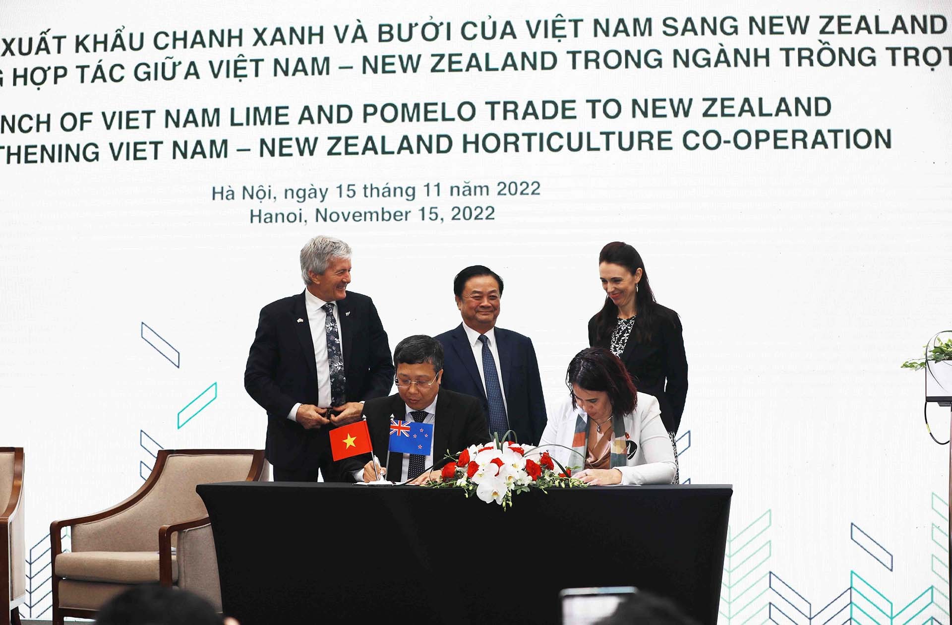 Thủ tướng Jacinda Ardern, Bộ trưởng Thương mại và Tăng trưởng xuất khẩu kiêm Bộ trưởng Nông nghiệp New Zealand Damien O’Connor và Bộ trưởng Bộ Nông nghiệp và Phát triển nông thôn Lê Minh Hoan chứng kiến Lễ công bố xuất khẩu quả chanh và bưởi của Việt Nam