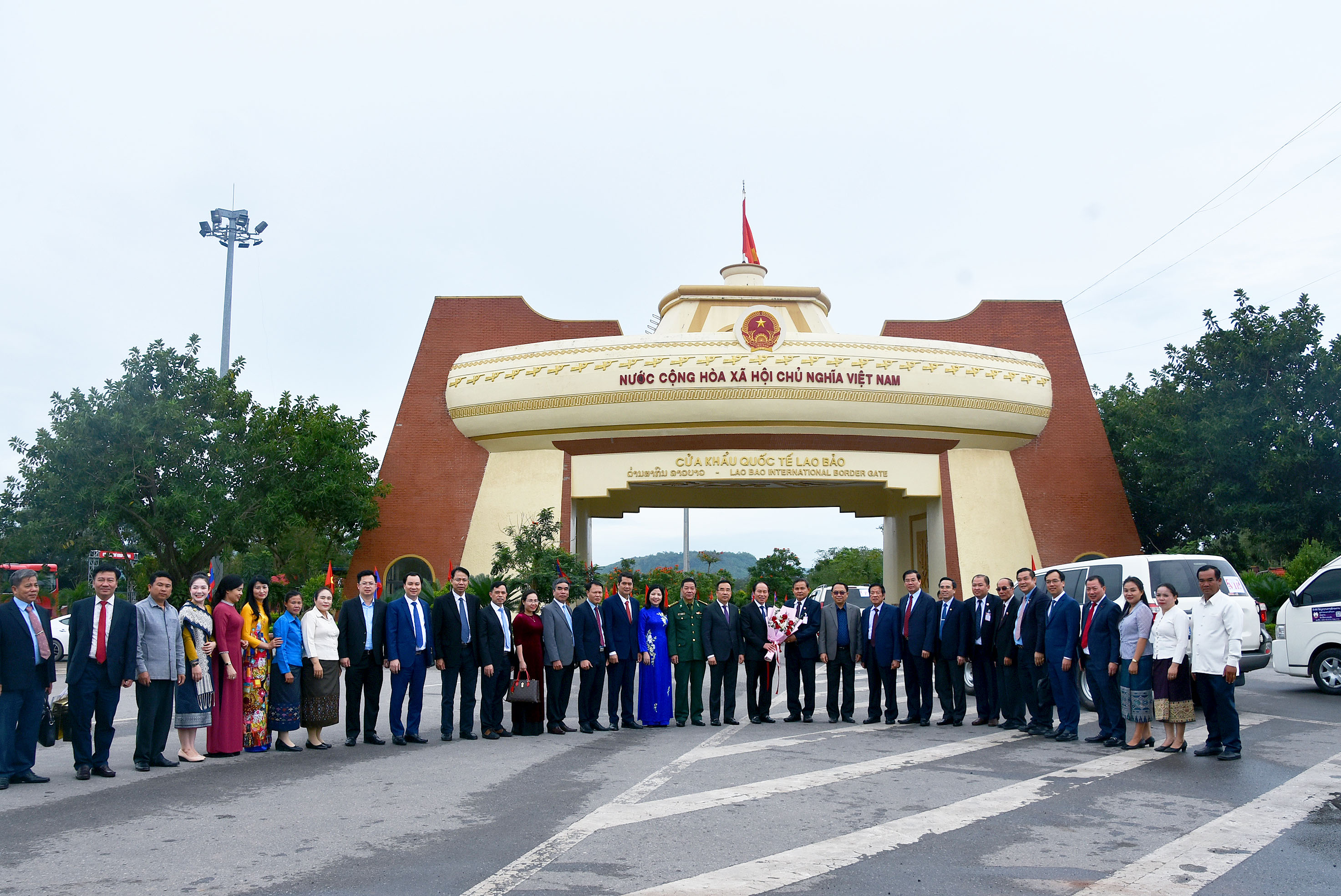Ph&amp;amp;oacute; Chủ tịch Ủy ban Trung ương Mặt trận L&amp;amp;agrave;o x&amp;amp;acirc;y dựng đất nước&amp;amp;nbsp;Chanpheng Soutthivong đ&amp;amp;oacute;n&amp;amp;nbsp;Đo&amp;amp;agrave;n đại biểu Cấp cao UBTƯ MTTQ Việt Nam tại&amp;amp;nbsp;cửa khẩu quốc tế Lao Bảo (Quảng Trị).