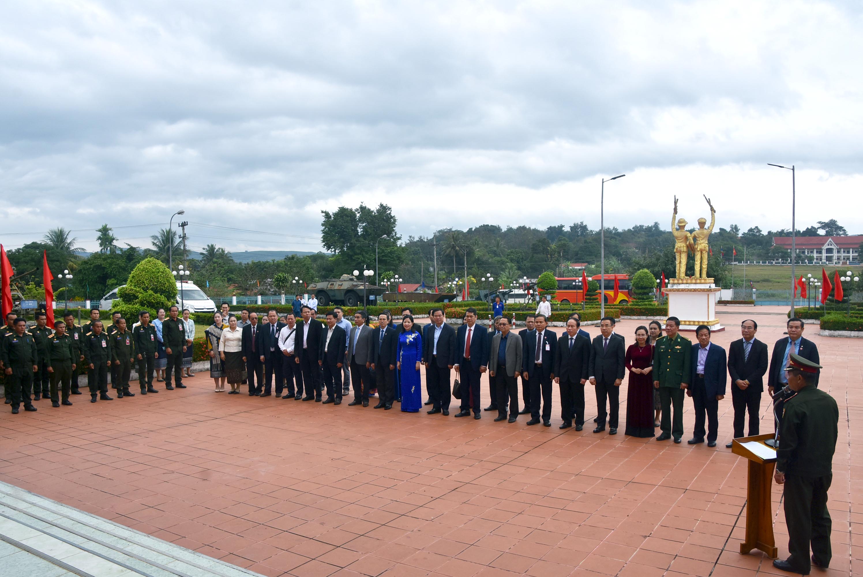 Ph&amp;amp;oacute; Chủ tịch &amp;amp;ndash; Tổng Thư k&amp;amp;yacute; L&amp;amp;ecirc; Tiến Ch&amp;amp;acirc;u c&amp;amp;ugrave;ng Đo&amp;amp;agrave;n đại biểu Cấp cao UBTƯ MTTQ Việt Nam thăm Bảo t&amp;amp;agrave;ng Li&amp;amp;ecirc;n minh chiến đấu L&amp;amp;agrave;o - Việt Nam.