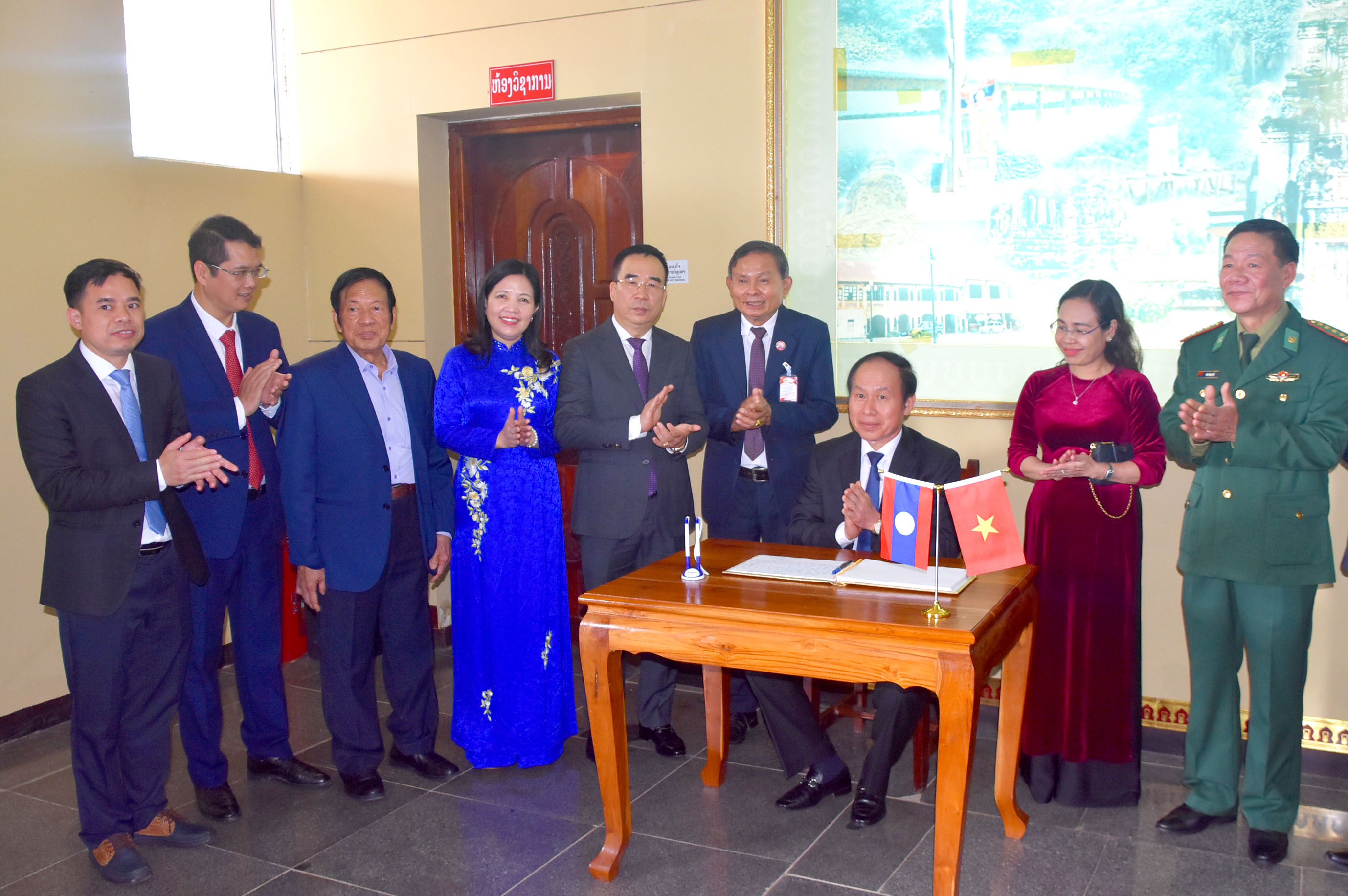 Ph&amp;amp;oacute; Chủ tịch &amp;amp;ndash; Tổng Thư k&amp;amp;yacute; L&amp;amp;ecirc; Tiến Ch&amp;amp;acirc;u ghi sổ lưu niệm tại Bảo t&amp;amp;agrave;ng Li&amp;amp;ecirc;n minh chiến đấu L&amp;amp;agrave;o - Việt Nam.
