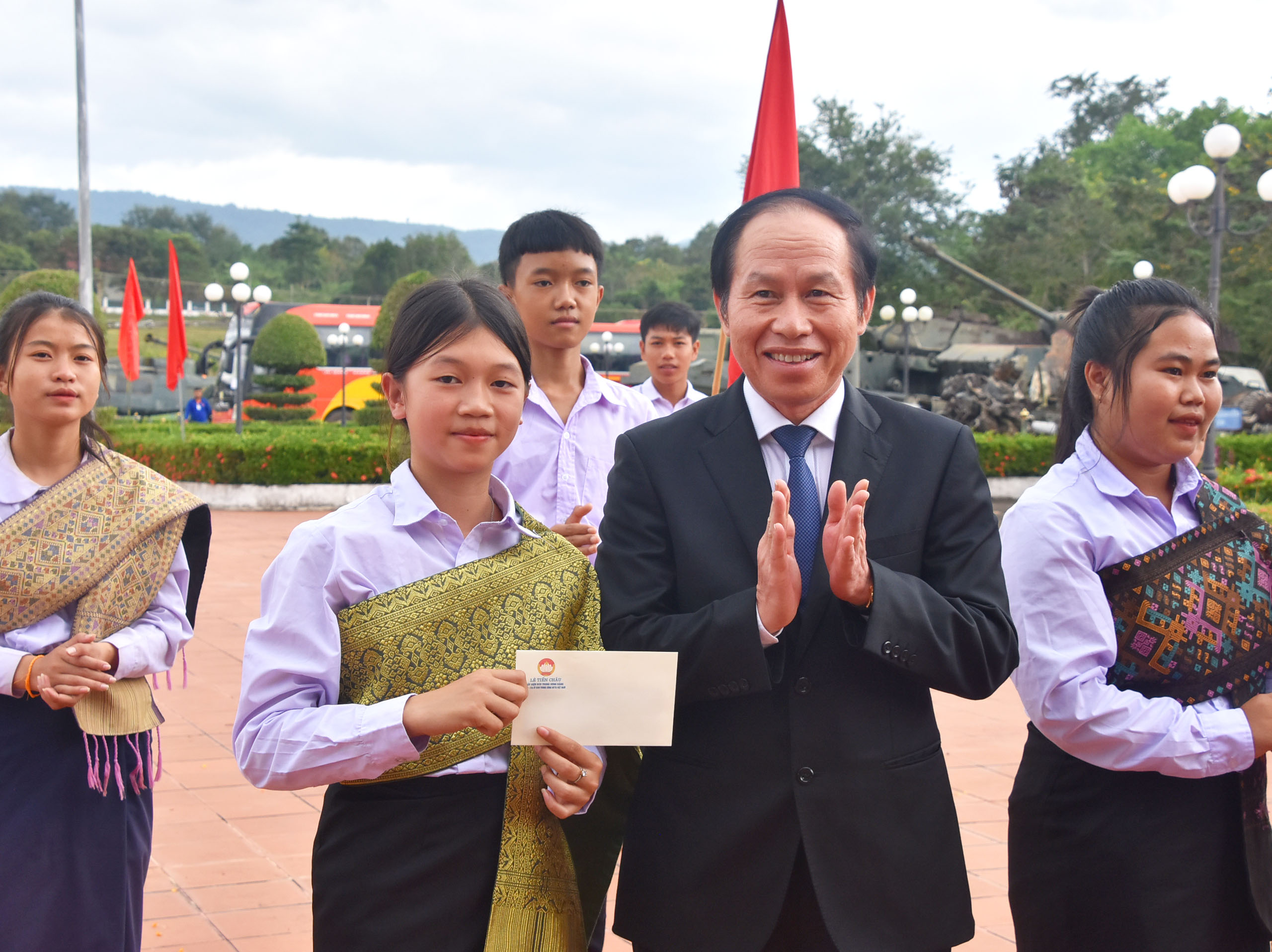 Ph&amp;amp;oacute; Chủ tịch &amp;amp;ndash; Tổng Thư k&amp;amp;yacute; L&amp;amp;ecirc; Tiến Ch&amp;amp;acirc;u tặng qu&amp;amp;agrave; cho học sinh, sinh vi&amp;amp;ecirc;n tại&amp;amp;nbsp;tỉnh Savannakhet.