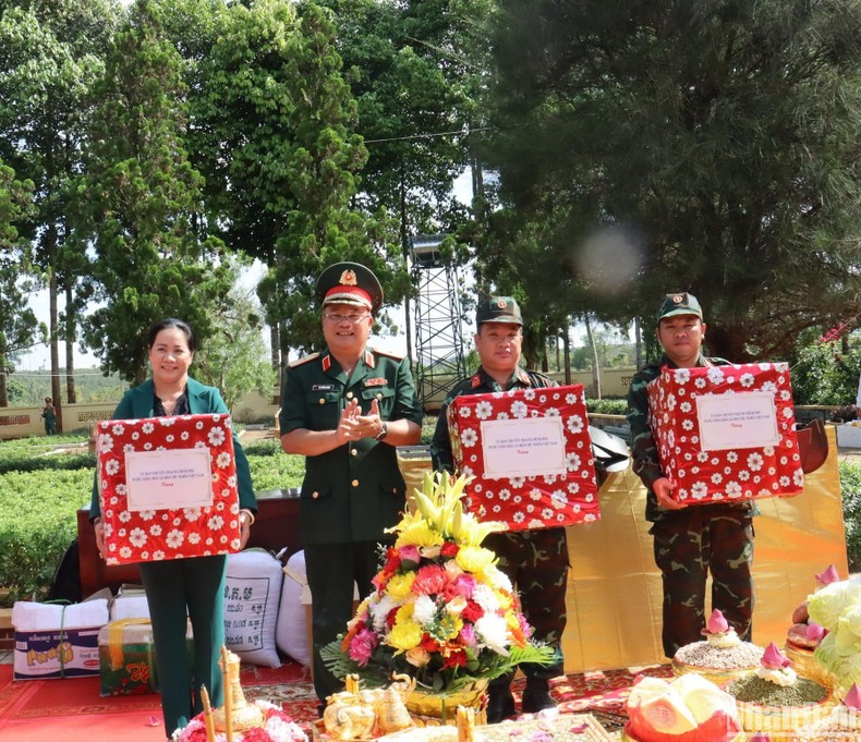 Cất bốc 49 hài cốt chiến sĩ lực lượng vũ trang cách mạng đoàn kết cứu nước Campuchia về nước ảnh 2