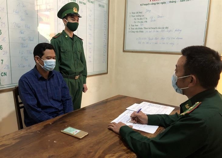 Cán bộ Đồn Biên phòng cửa khẩu quốc tế Cha Lo lập biên bản vi phạm đối với đối tượng Nguyễn Duy Đông về hành vi nhập cảnh trái phép. Ảnh: Đức Trí