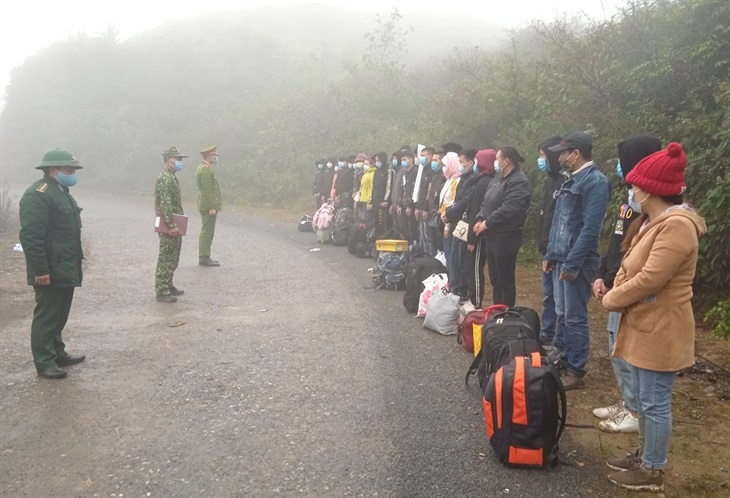 26 công dân bị bắt giữ lúc 6 giờ ngày 3-12 tại khu vực mốc 457. Ảnh: Mua Mí Cáy