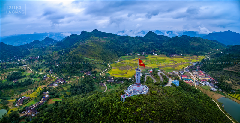 Tác phẩm 'Thiêng liêng cột cờ Lũng Cú' của Nguyễn Minh Tân (TP. Hồ Chí Minh)- giải Nhì