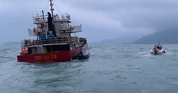 Tàu vận tải thủng khoang máy ở đảo Cù Lao Chàm
