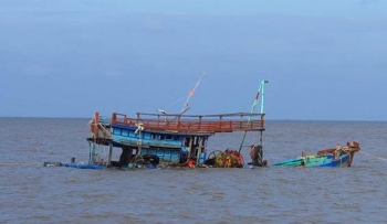 Kéo lưới làm chìm tàu cá cùng 5 thuyền viên