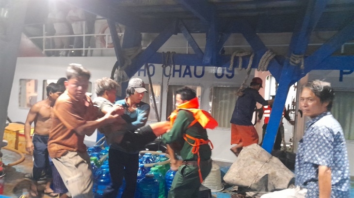 Đưa ngư dân của tàu cá CM 92468 TS về đảo Thổ Chu cấp cứu. Ảnh: Minh Nhòa