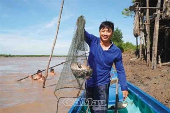 Khảnh khắc sung sướng của nghề “săn” cá ngát