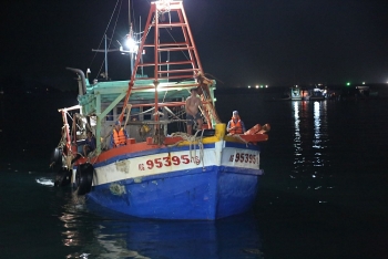 Bắt giữ hai tàu đang sang mạn dầu DO trái phép trên biển