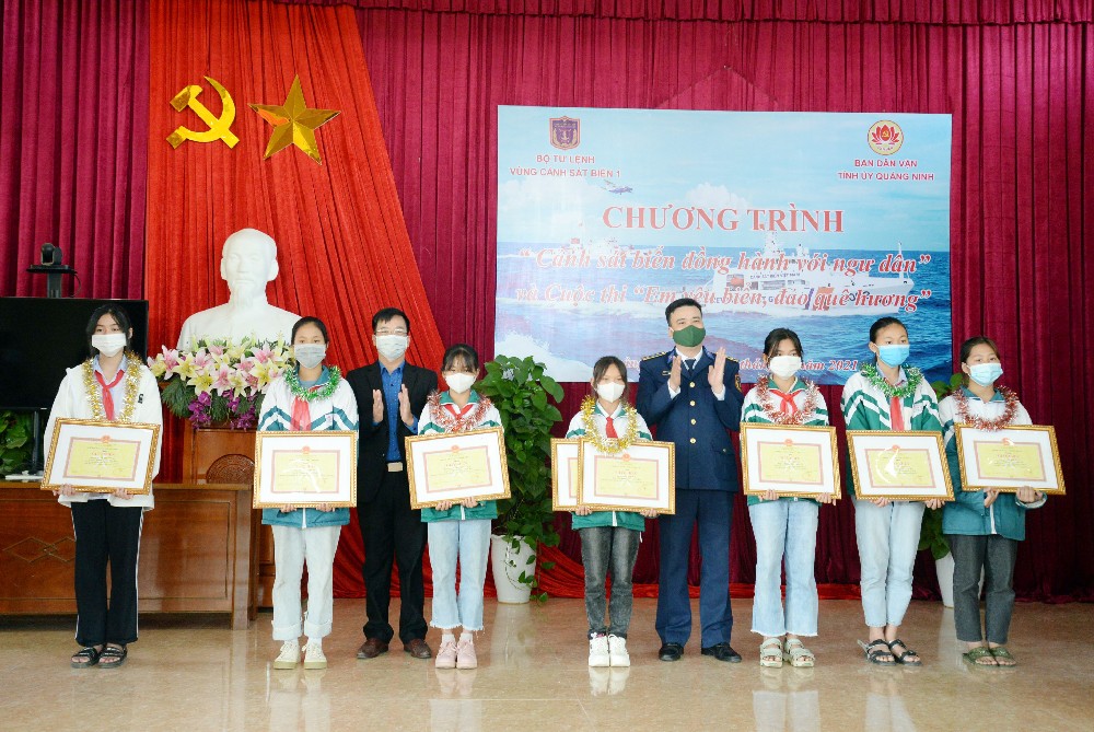 Trao quà tặng cho các em học sinh vượt khó, ngư dân bị ảnh hưởng bởi dịch Covid-19