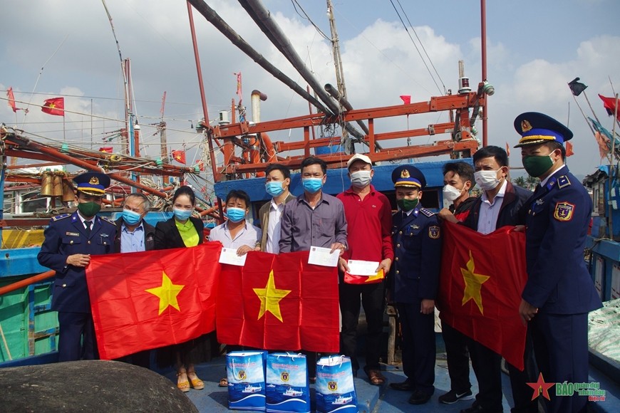 Tặng quà cho ngư dân nghèo tại Bình Thuận, Quảng Bình