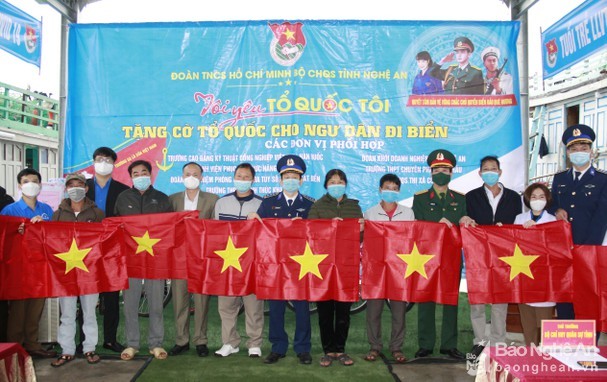 Tôi yêu Tổ quốc tôi - Tặng cờ Tổ quốc cho ngư dân đi biển
