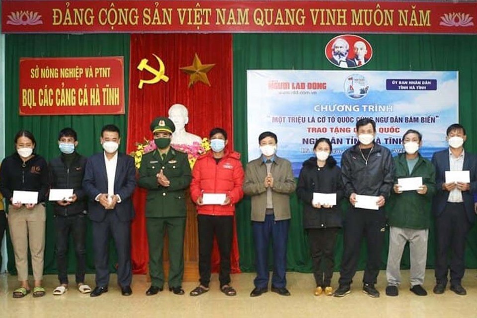 Tặng 4.000 lá cờ Tổ quốc cho ngư dân bám biển