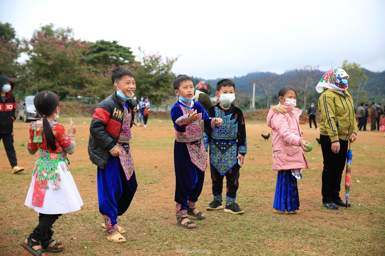 Đầu xuân, thiếu nữ Mông xinh đẹp ném pao tìm người yêu Đầu xuân, thiếu nữ Mông xinh đẹp ném pao tìm người yêu