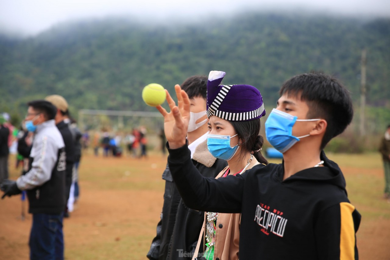 Đầu xuân, thiếu nữ Mông xinh đẹp ném pao tìm người yêu Đầu xuân, thiếu nữ Mông xinh đẹp ném pao tìm người yêu