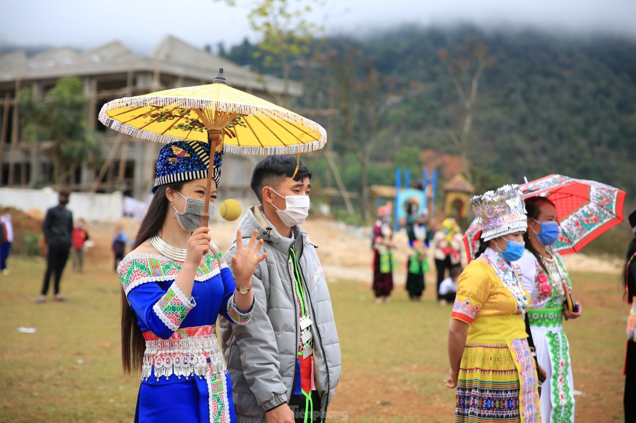 Đầu xuân, thiếu nữ Mông xinh đẹp ném pao tìm người yêu Đầu xuân, thiếu nữ Mông xinh đẹp ném pao tìm người yêu