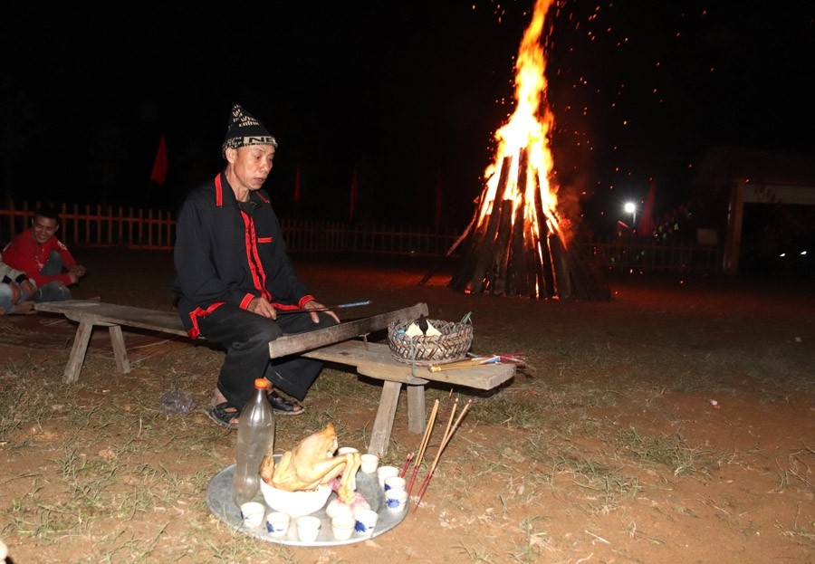 “Vũ điệu lửa” của những chàng trai Pà Thẻn “Vũ điệu lửa” của những chàng trai Pà Thẻn