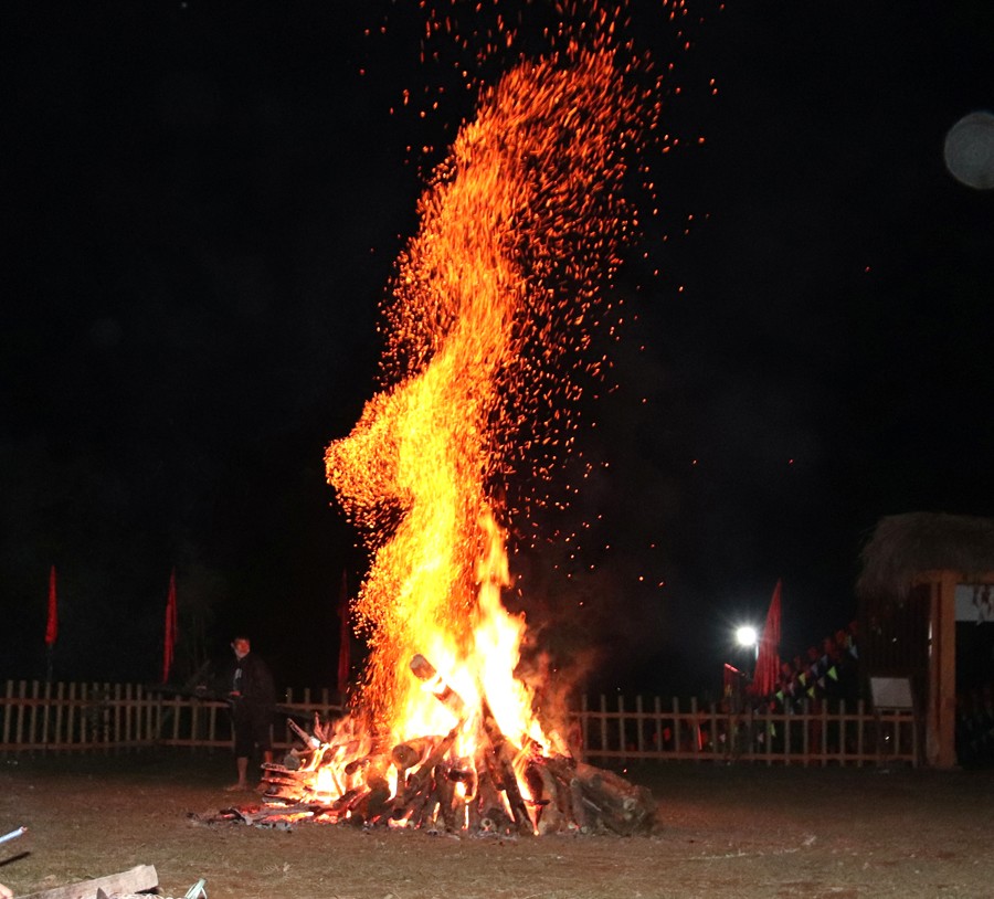 “Vũ điệu lửa” của những chàng trai Pà Thẻn “Vũ điệu lửa” của những chàng trai Pà Thẻn