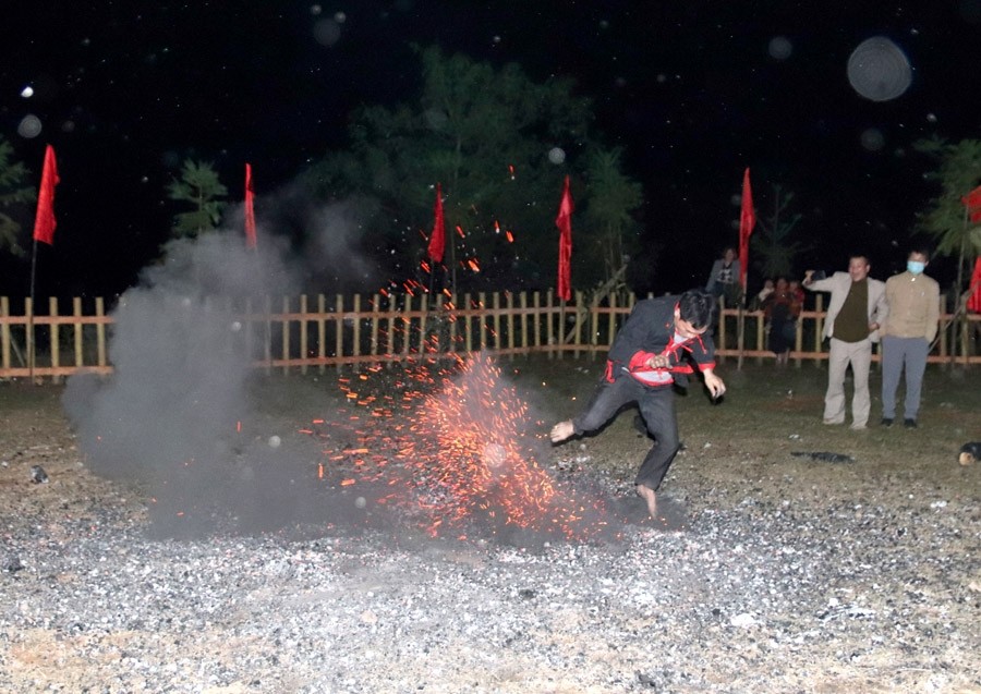 “Vũ điệu lửa” của những chàng trai Pà Thẻn “Vũ điệu lửa” của những chàng trai Pà Thẻn