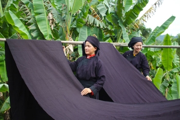 Độc đáo sắc chàm trên trang phục người Nùng Phàn Slình Bình Gia